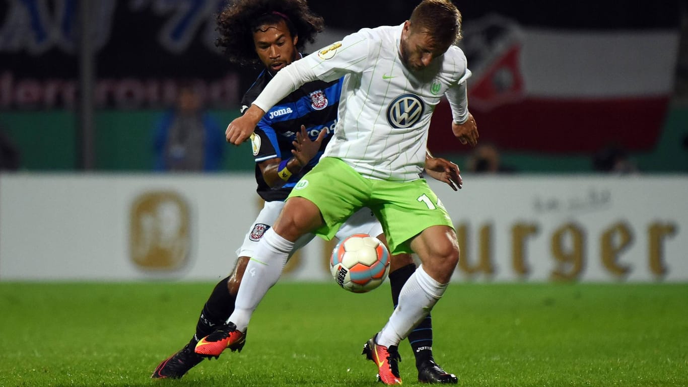 FSV Frankfurt gegen den VfL Wolfsburg, dieses Duell gab es in der ersten Runde. Hier ein Zweikampf zwischen La'Vere Corbin-Ong (li.) und Wolfsburgs Jakub Blaszczykowski.