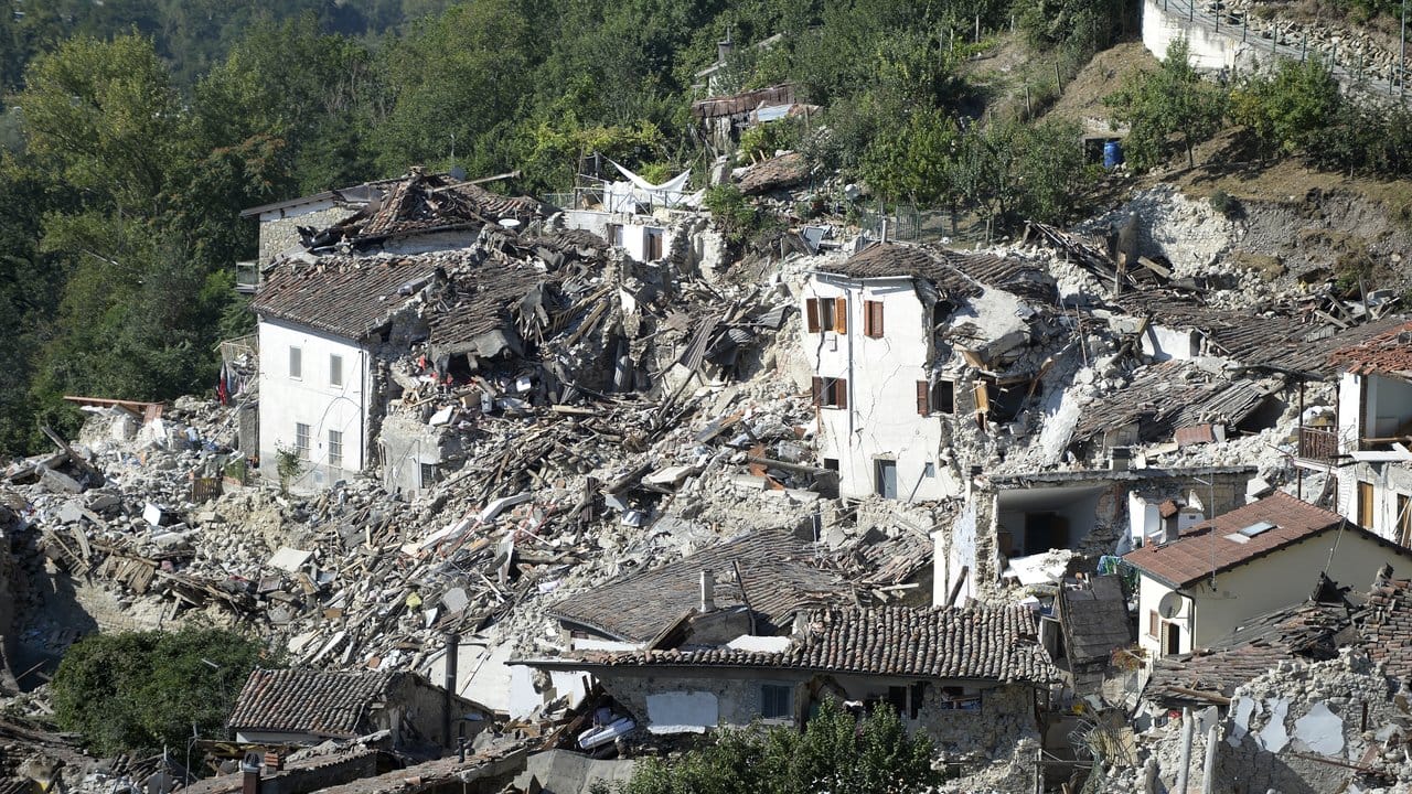Nur noch Trümmer sind in Pescara del Tronto nach dem Erdbeben übrig geblieben. Nur noch Trümmer sind in Pescara del Tronto nach dem Erdbeben übrig geblieben.
