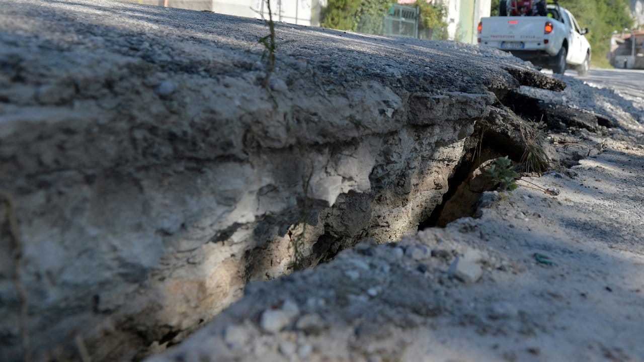 Ein großer Spalt hat sich in Pescara del Tronto in der Hauptstraße aufgetan. Ein großer Spalt hat sich in Pescara del Tronto in der Hauptstraße aufgetan.