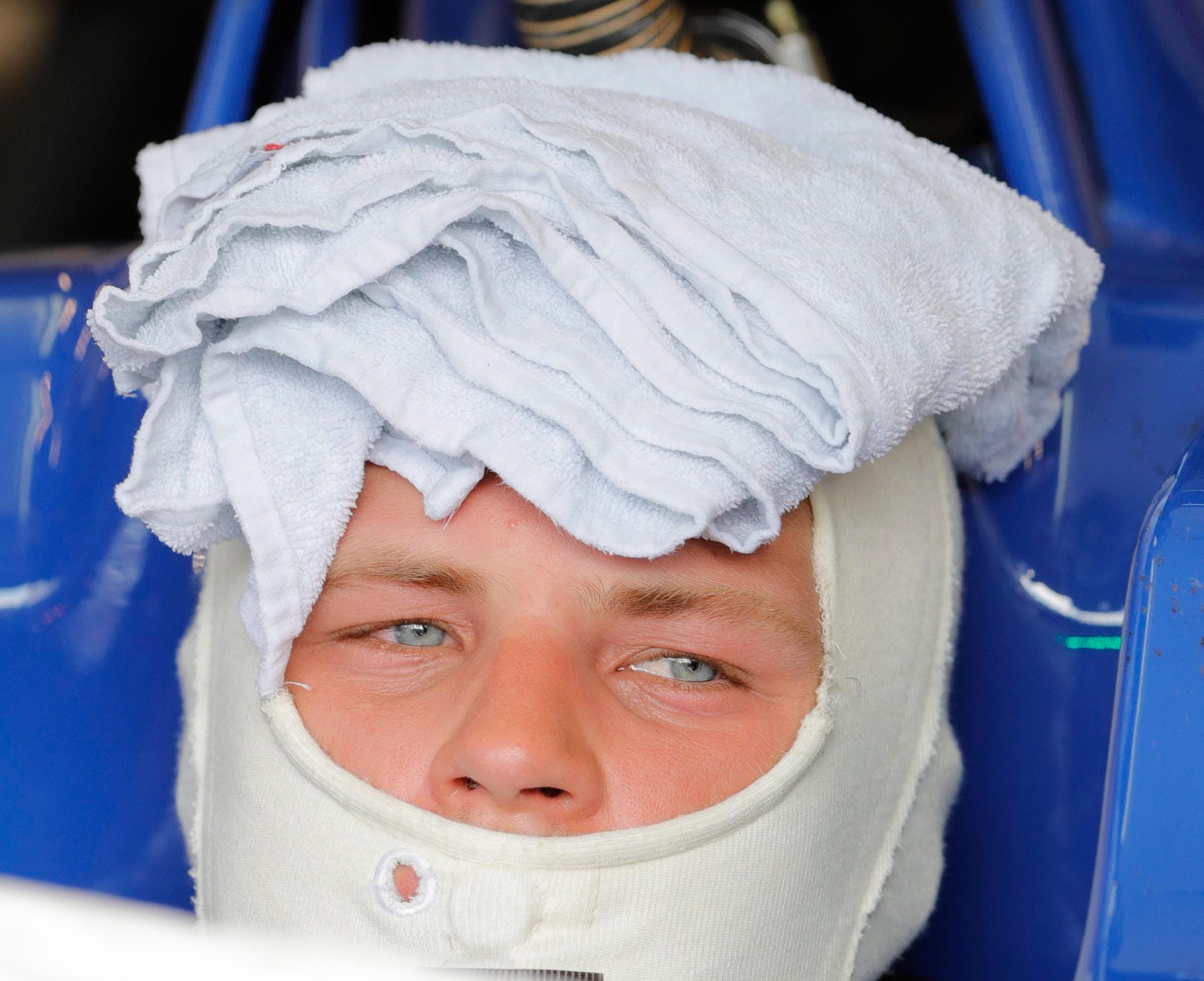 Eis-Handtuch auf dem Kopf: Marcus Ericsson kühlt sich bei 35 Grad Außentemperatur ab.
