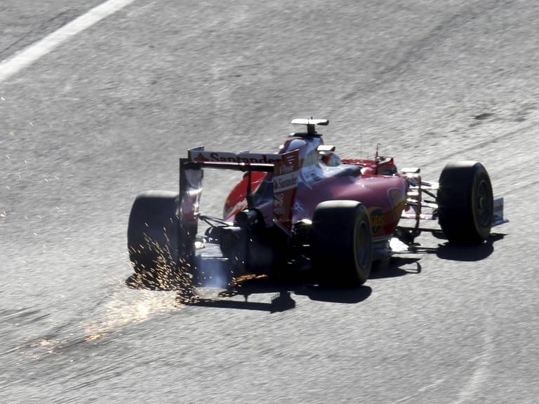 Die Funken sprühen: Sebastian Vettel in seinem Ferrari.