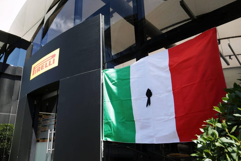 Trauerschleife auf der italienischen Flagge: Spa gedenkt den Erdbebenopfern.