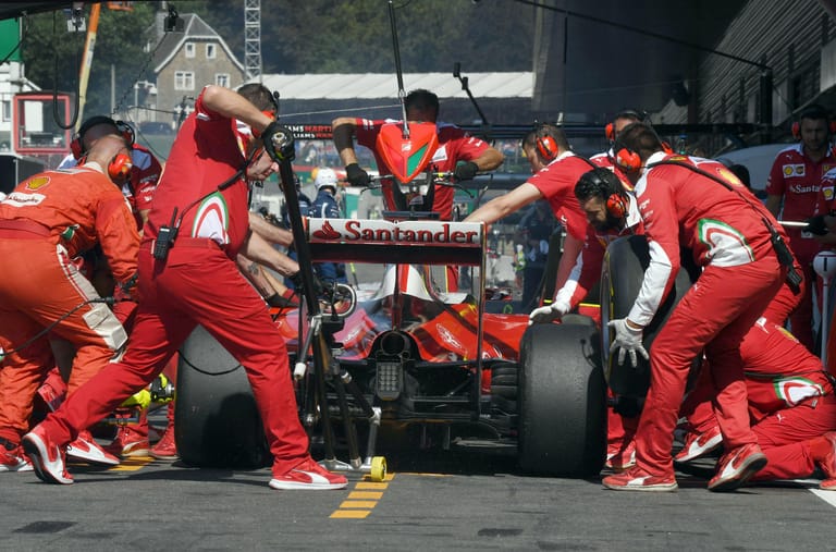 Hektische Betriebsamkeit in der Ferrari-Box: Bei Kimi Räikkönen werden die Reifen gewechselt.