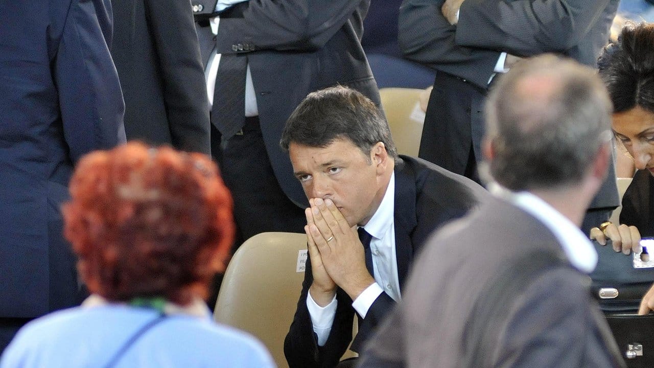 Erschüttert und in sich gekehrt sitzt Italiens Regierungschef Matteo Renzi bei der Messe für die Erdbebenopfer. Erschüttert und in sich gekehrt sitzt Italiens Regierungschef Matteo Renzi bei der Messe für die Erdbebenopfer.