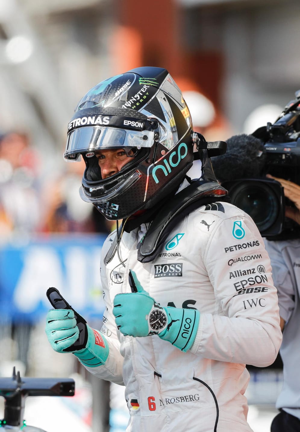 Daumen hoch: Nico Rosberg war sichtlich zufrieden mit der Pole Position.