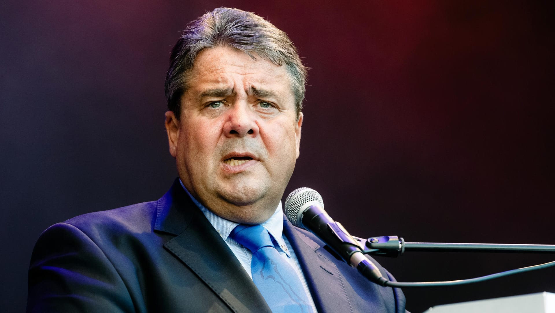 Sigmar Gabriel kritisiert deutlich die Flüchtlingspolitik von Kanzlerin Angela Merkel.