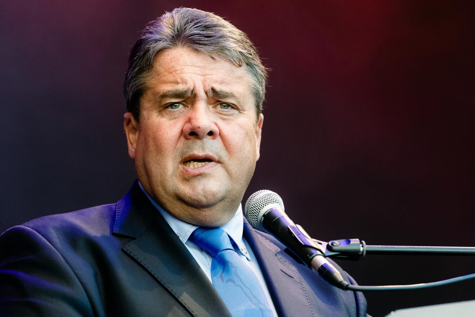 Sigmar Gabriel kritisiert deutlich die Flüchtlingspolitik von Kanzlerin Angela Merkel.