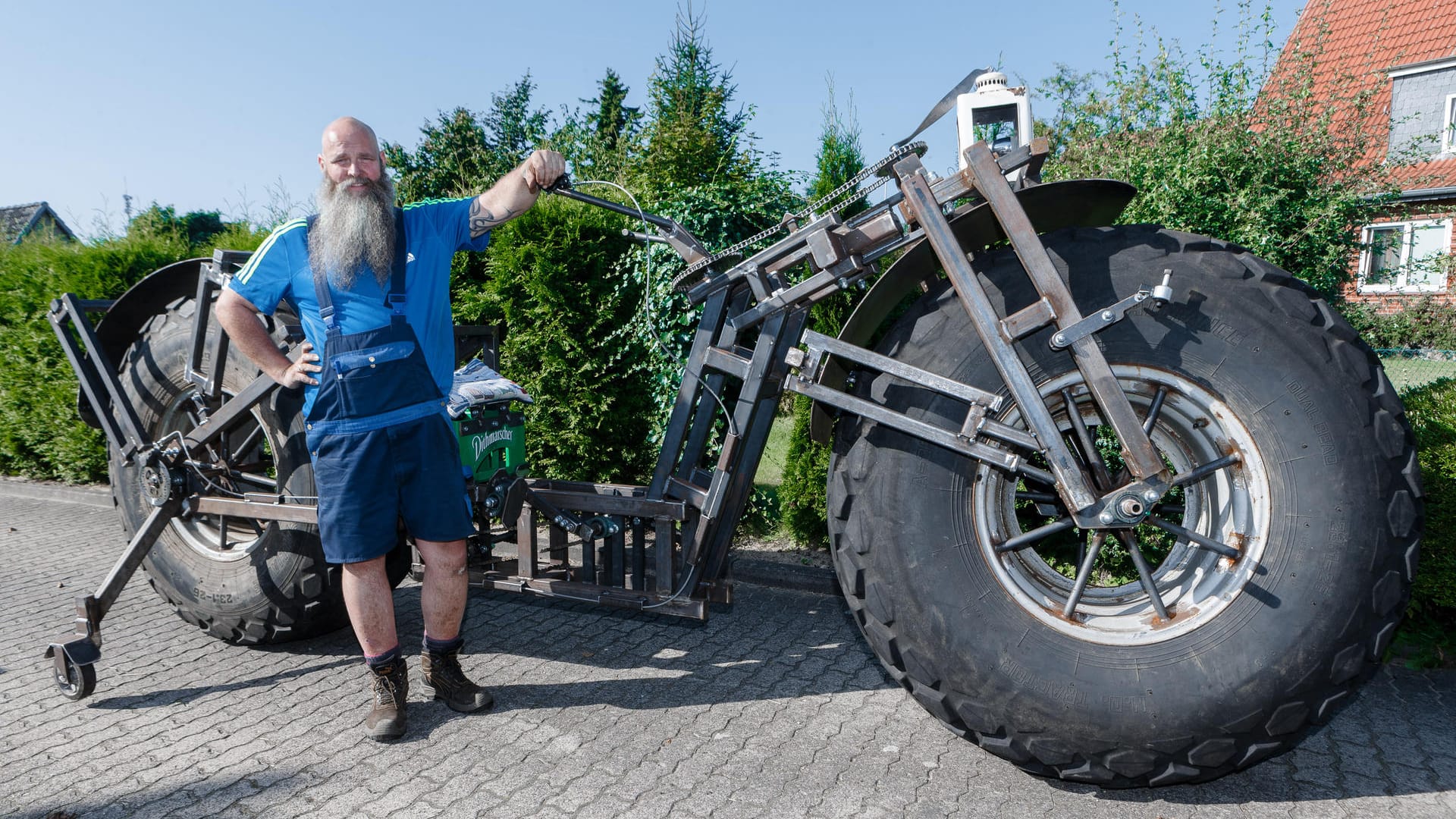 Mit diesem selbst gebauten Fahrrad möchte Frank Dose den Guinness-Buch-Rekord für "das schwerste fahrbare Fahrrad der Welt" schaffen. Mit diesem selbst gebauten Fahrrad möchte Frank Dose den Guinness-Buch-Rekord für "das schwerste fahrbare Fahrrad der Welt" schaffen.