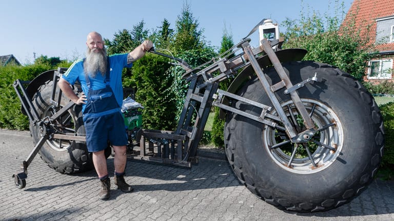 Mit diesem selbst gebauten Fahrrad möchte Frank Dose den Guinness-Buch-Rekord für "das schwerste fahrbare Fahrrad der Welt" schaffen.