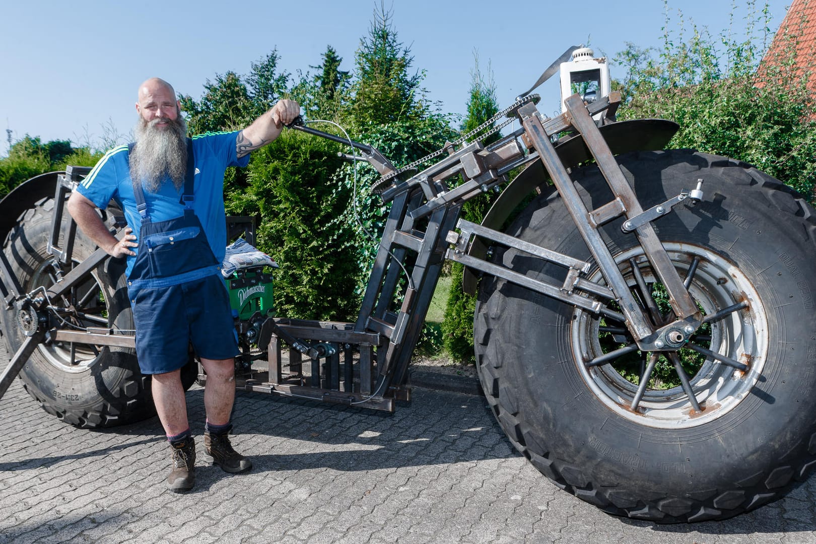 Mit diesem selbst gebauten Fahrrad möchte Frank Dose den Guinness-Buch-Rekord für "das schwerste fahrbare Fahrrad der Welt" schaffen.