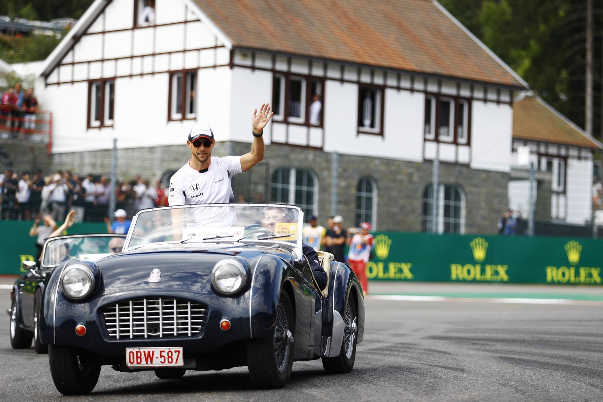 Nostalgisch schön: Jenson Button fährt vor dem Rennen in einem Oldtimer spazieren.