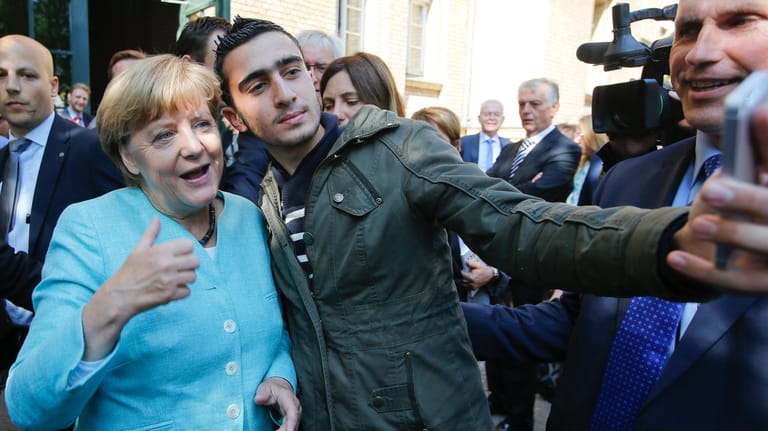 Dieses Selfie mit Anas Modamani und Angela Merkel hat das Leben des heute 19-jährigen Syrers entscheidend verändert.