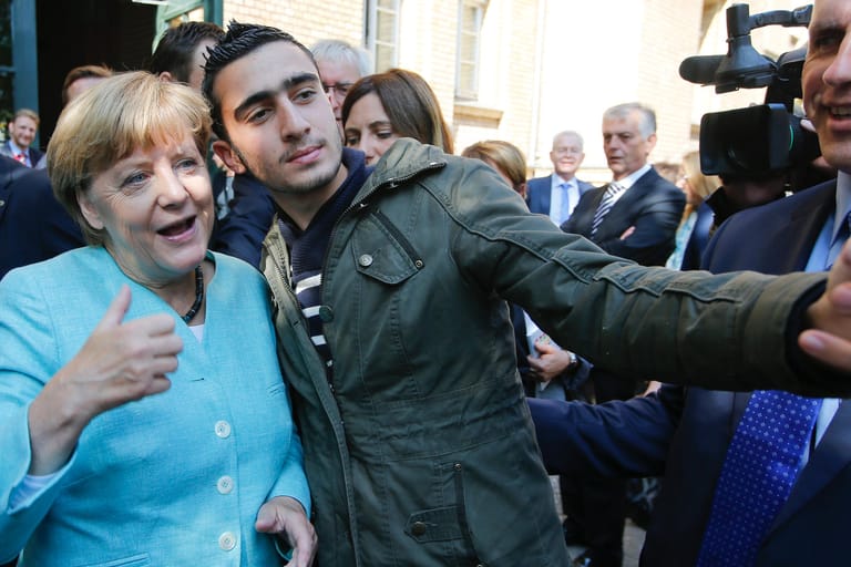 Dieses Selfie mit Anas Modamani und Angela Merkel hat das Leben des heute 19-jährigen Syrers entscheidend verändert.