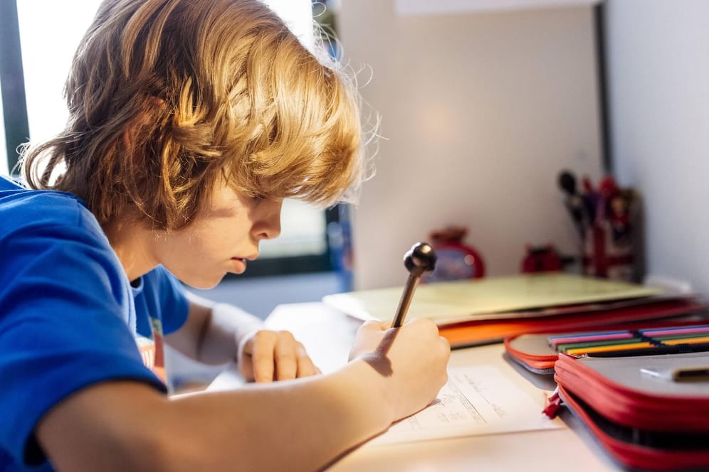 Schweizer Pädagogen befürchten, dass Hausaufgaben die Chancengleichheit einschränken.