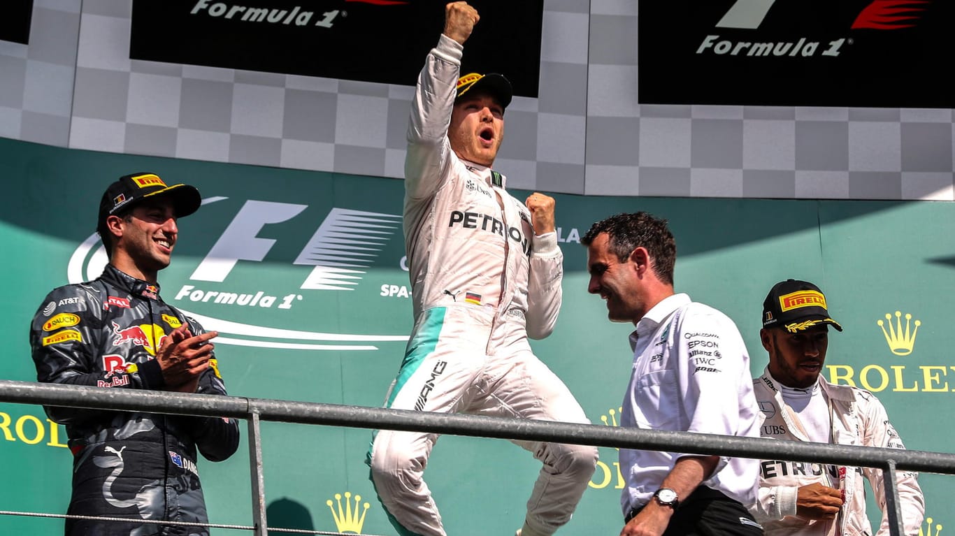 Nico Rosberg (Mitte) jubelt über seinen Sieg in Spa.