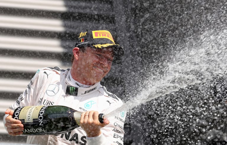 Obligatorische Sektdusche: Nico Rosberg jubelt über seinen Sieg in Spa.
