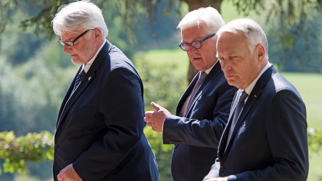 Deutschlands Außenminister Frank-Walter Steinmeier umgeben von seinen Kollegen Witold Waszczykowski aus Polen (links) und Jean-Marc Ayrault aus Frankreich (rechts).