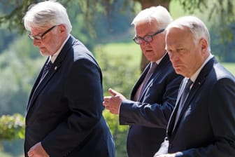 Deutschlands Außenminister Frank-Walter Steinmeier umgeben von seinen Kollegen Witold Waszczykowski aus Polen (links) und Jean-Marc Ayrault aus Frankreich (rechts).