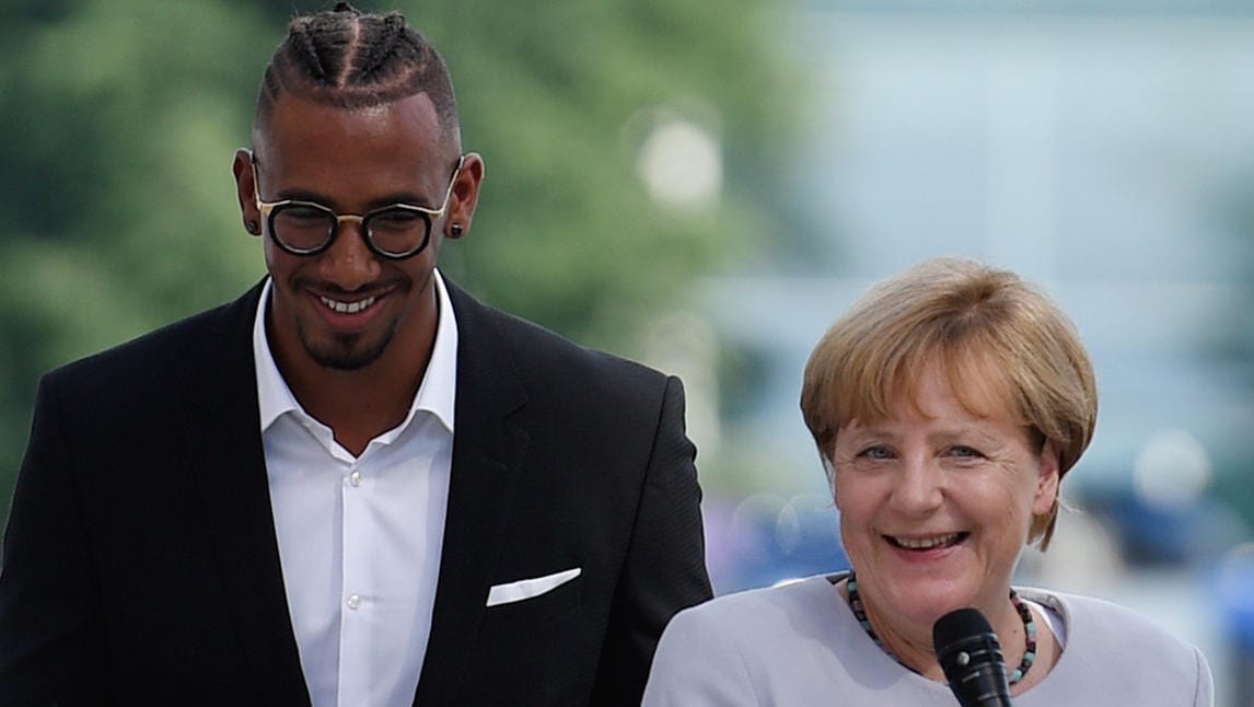 Angela Merkel und Jerome Boateng beim Tag der offenen Tür der Bundesregierung.