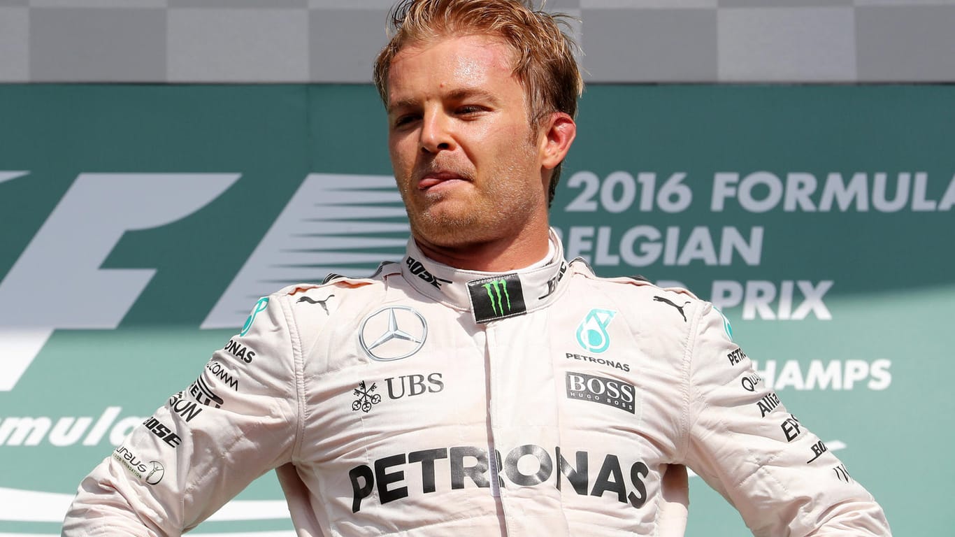 Richtige Freude sieht anders aus: Nico Rosberg bei der Siegerehrung in Spa.