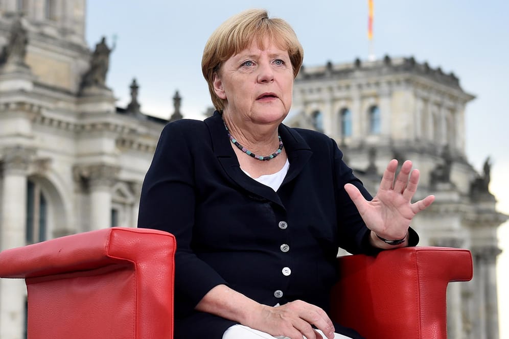 Die Kanzlerin vor dem Reichstag: Im ARD-Sommerinterview stand sie Rede und Antwort.
