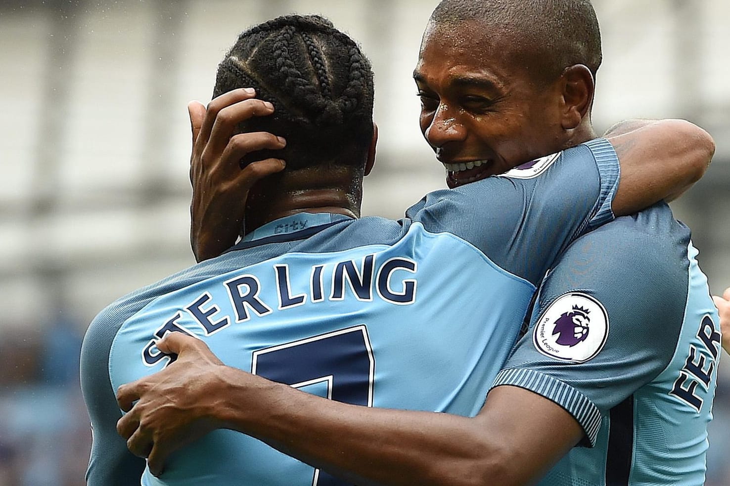 die ManCity-Torschützen Raheem Sterling (li.) und Fernandinho beim Jubeln.