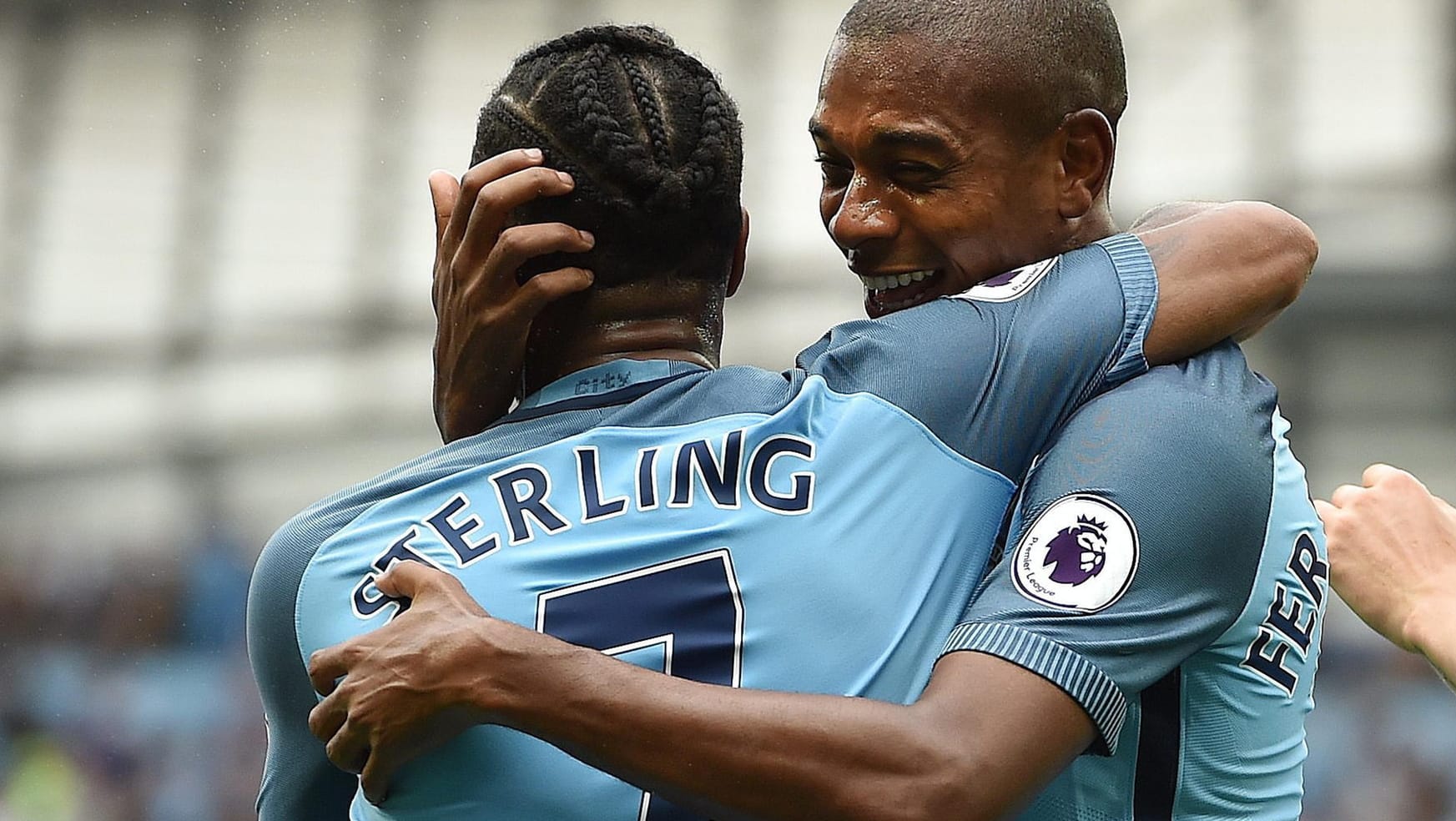 die ManCity-Torschützen Raheem Sterling (li.) und Fernandinho beim Jubeln.
