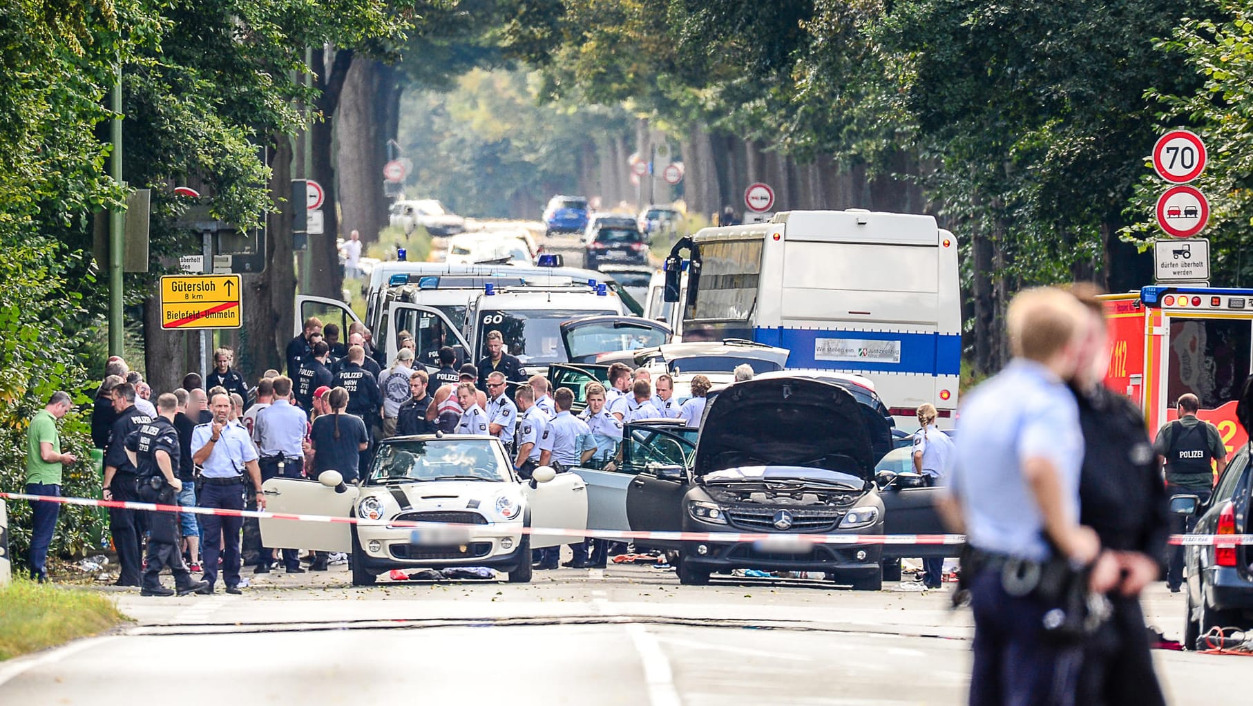 Einsatzkräfte der Polizei kontrollieren in Bielefeld mehrere Mitglieder einer Rockergruppe.