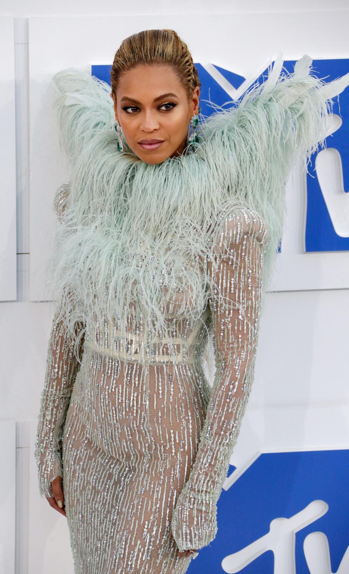 Eisprinzessin mit Federvieh am Hals: Beyoncé zog mit diesem ausgefallenen Outfit alle Blicke auf sich.