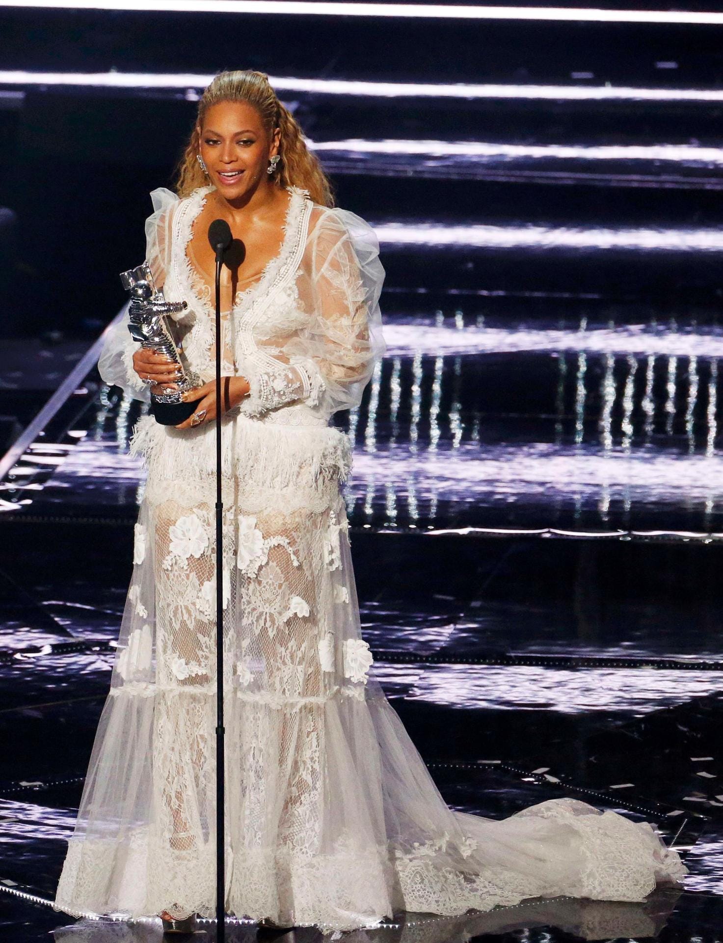 Als sie den Preis für das Video des Jahres entgegennahm, hatte Beyoncé schon das Outfit gewechselt. Offenbar musste Omas gute Gardine dran glauben.