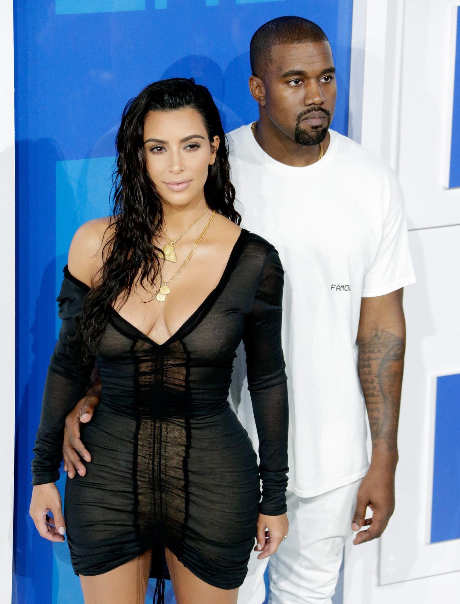Stand sie eben noch unter der Dusche? Kim Kardashian und Ehemann Kanye West zeigten sich erstaunlich wenig aufgebrezelt. Ein Hingucker ist die kurvige Dame dennoch.