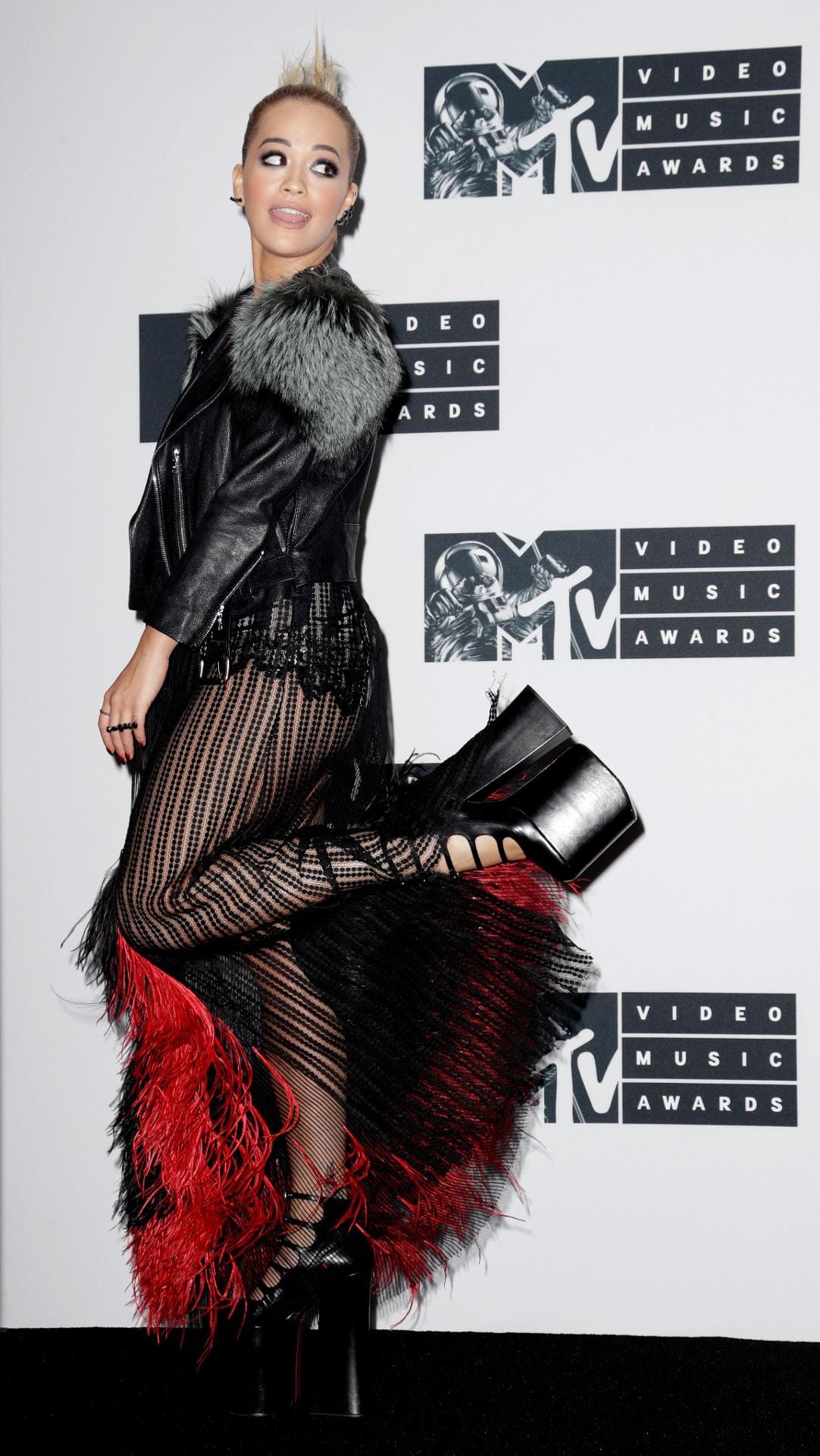 Weggucken möchte man dagegen lieber bei diesem Etwas, das Sängerin Rita Ora trägt.