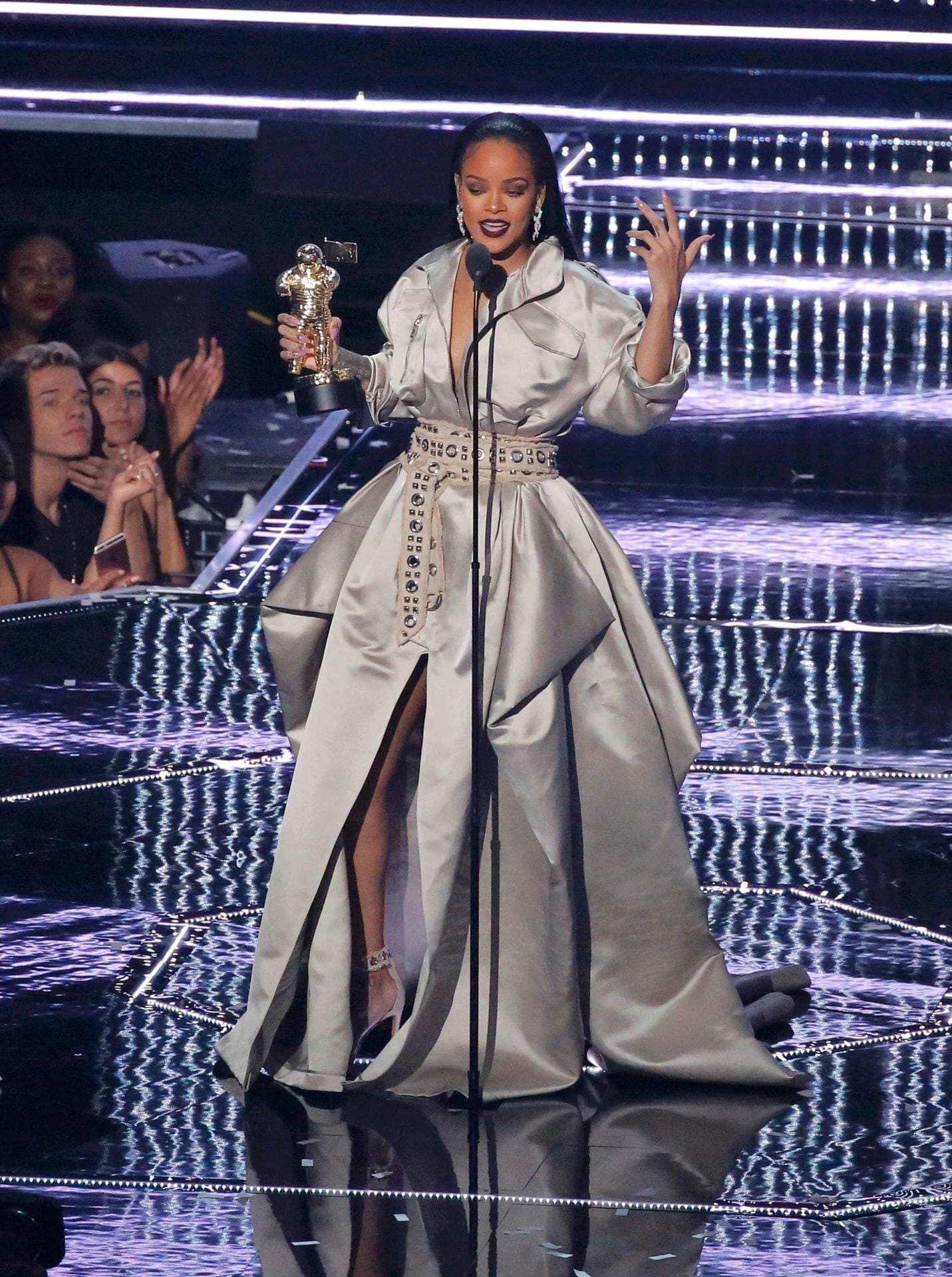 Wesentlich mehr Stoff am Körper hatte Rihanna, als sie den "Michael Jackson Video Vanguard Award" entgegennahm.