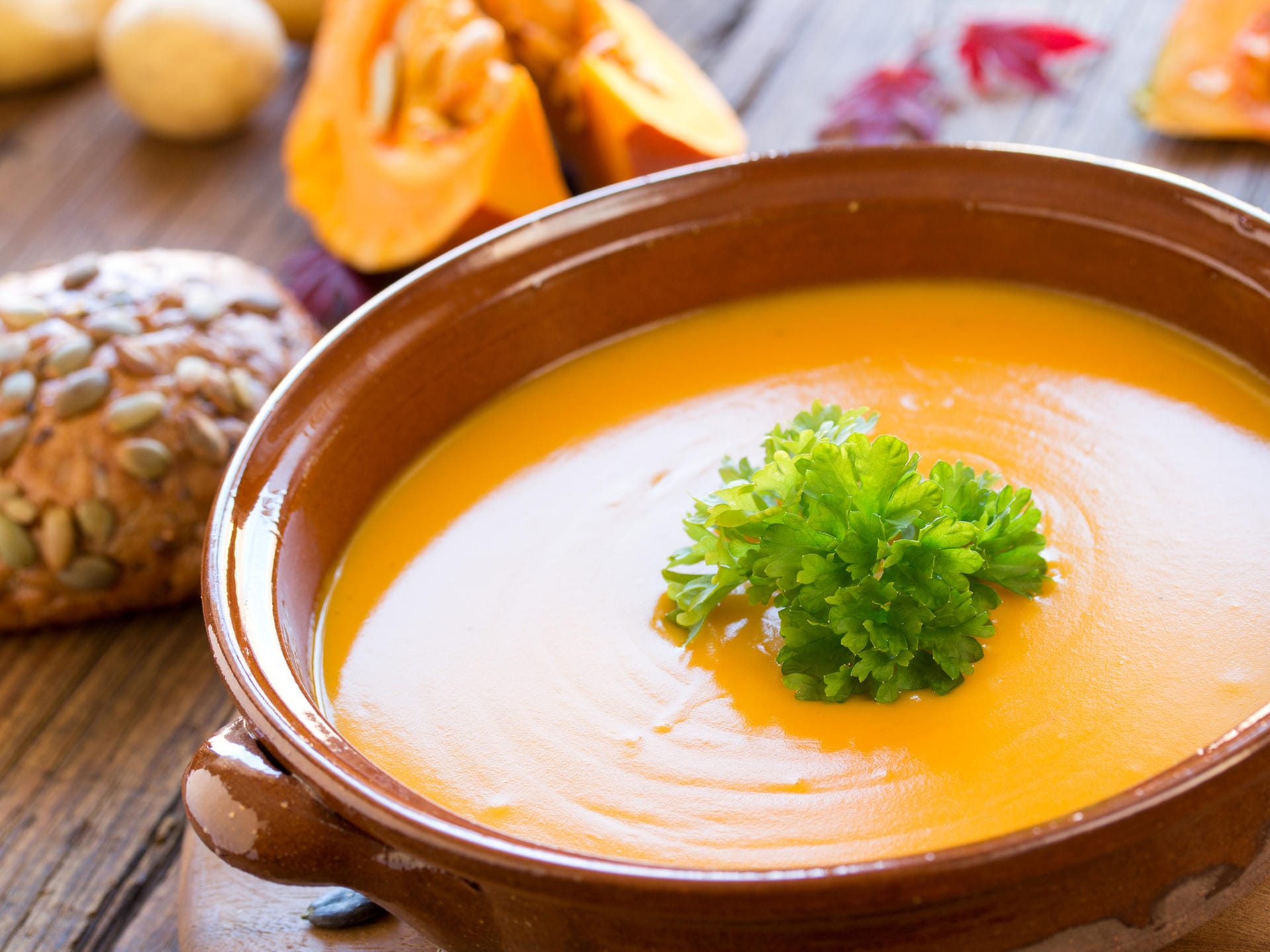 Eine leckere Suppe aus Kürbis und Lavendel mit potenzfördernden Gewürzen kann Sie in Stimmung bringen.