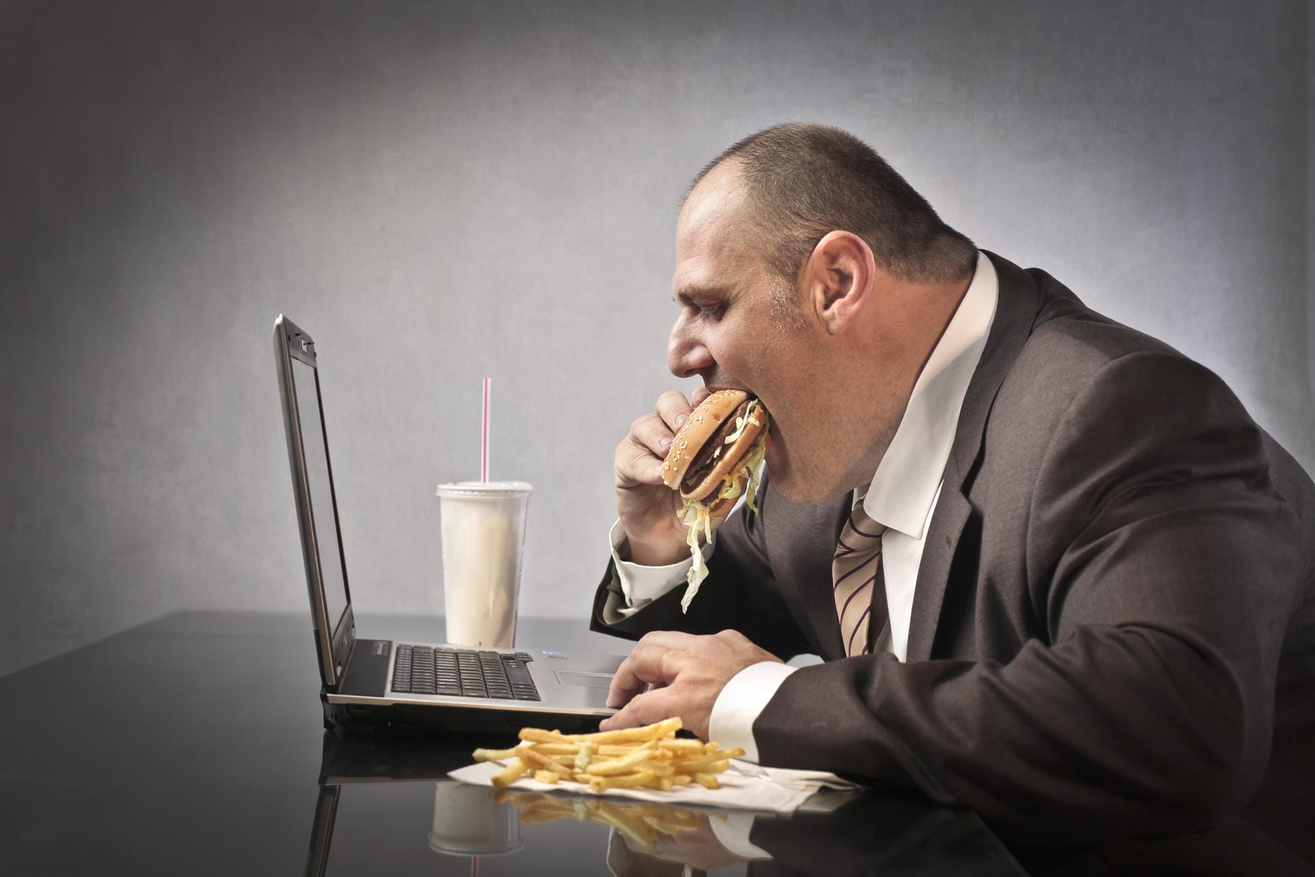 Fast Food, Fett, Fleisch und wenig Bewegung – viele Mediziner sehen ungesundes Essverhalten als Mit-Ursache für Potenzstörungen.