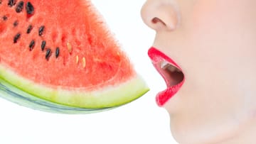 Genießen Sie Wassermelone mit Ihrer Partnerin – die Inhaltsstoffe sollen für bessere Durchblutung und mehr Standfestigkeit sorgen.