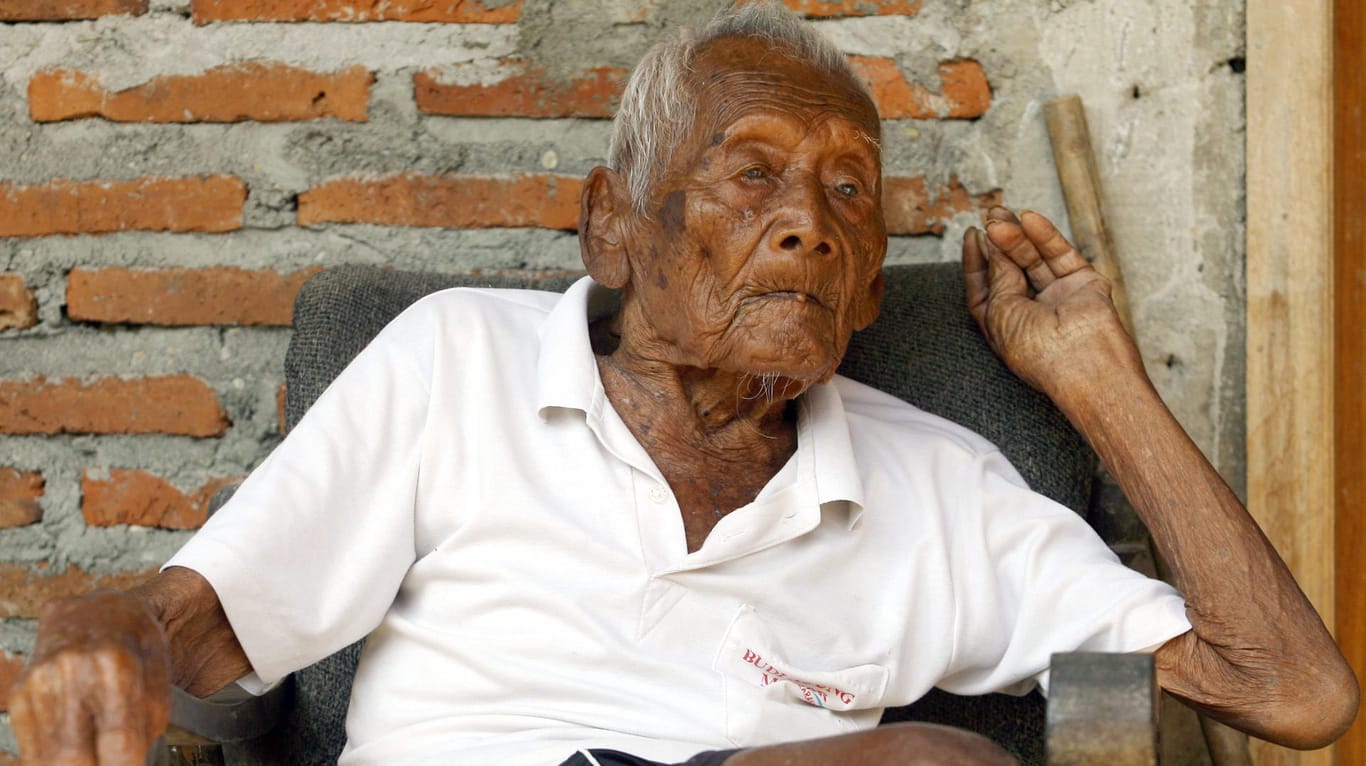 Mbah Gotho vor seinem Haus in der indonesischen Stadt Sragen. Laut Ausweis und Behörden ist er 145 Jahre alt.