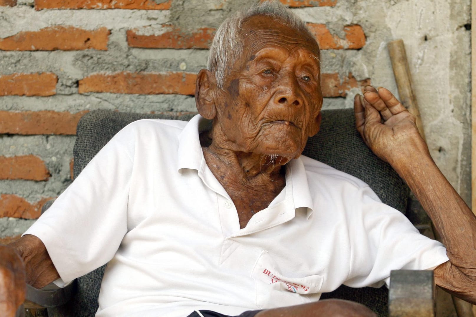 Mbah Gotho vor seinem Haus in der indonesischen Stadt Sragen. Laut Ausweis und Behörden ist er 145 Jahre alt.