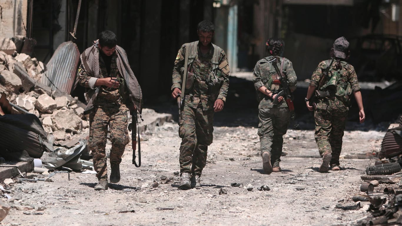 Syrische Rebellen in Manbidsch. Um die Stadt drohen Kämpfe auszubrechen.