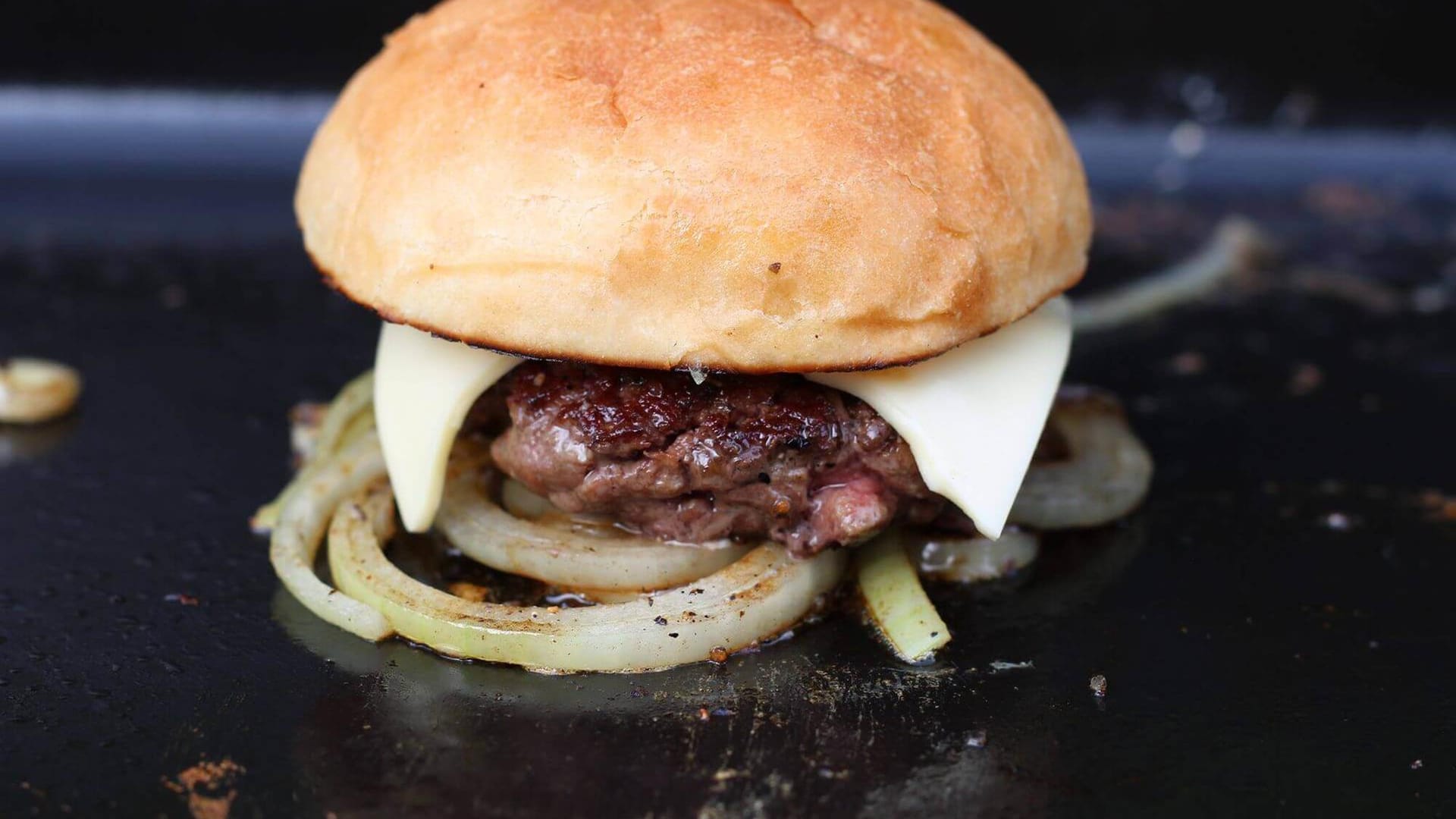 So schmeckt das richtig: feines Hackfleisch in der richtigen Mischung, präzise gewürzt und in einem selbst gebackenen Bun (Brötchen), das genau darauf abgestimmt ist.