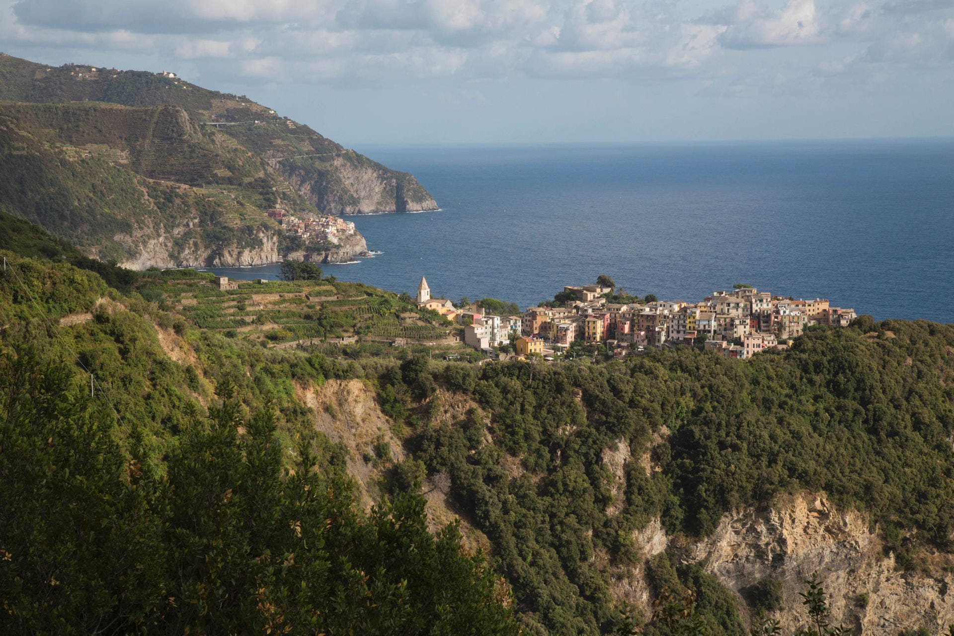 Corniglia ist das einzige der fünf Dörfer, das nicht direkt am Meer liegt. Es befindet sich auf einem Felsvorsprung.