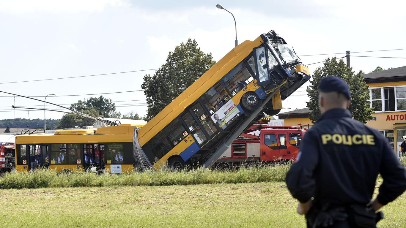 Anblick wie in einem Actionfilm: Über Stunden ragte der Bus im tschechischen Otrokovice im 45-Grad-Winkel in die Luft.