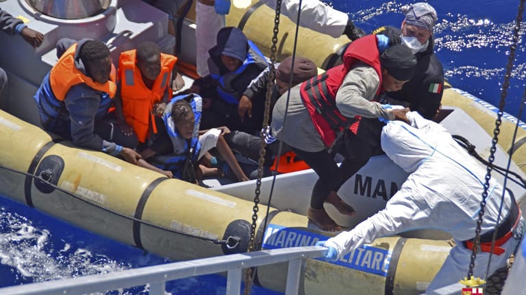 Die italienische Küstenwache birgt vor der Küste Sizilien Flüchtlinge aus Booten. (Archivbild)