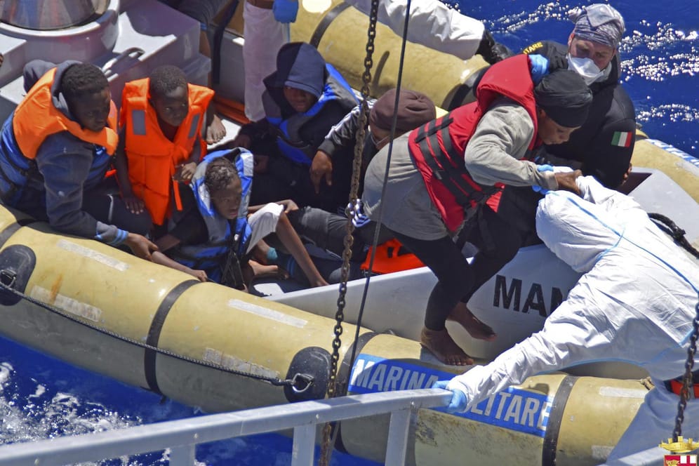 Die italienische Küstenwache birgt vor der Küste Sizilien Flüchtlinge aus Booten. (Archivbild)