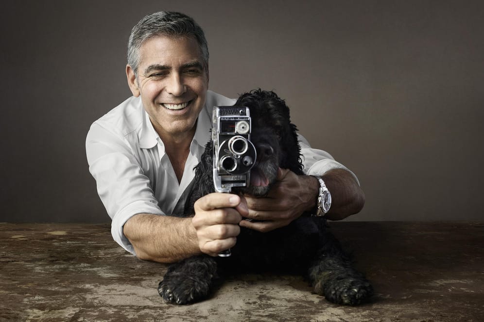 George Clooney macht es vor: Sein Casual-Look, ein schlichtes, weißes Hemd passt perfekt zur silbernen Uhr von Omega. Wir haben weitere Stil-Vorschläge für Sie.