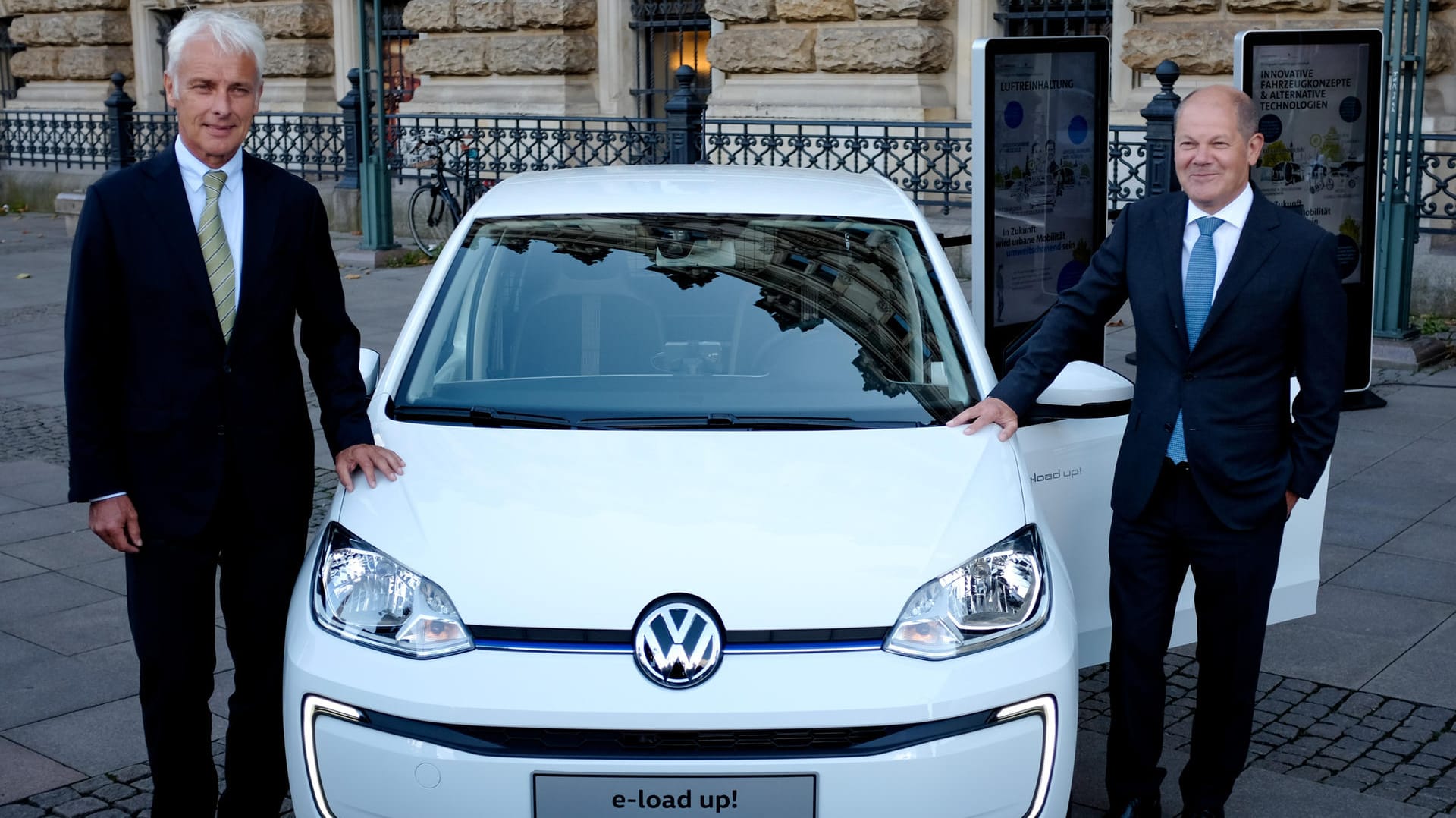 VW-Chef Matthias Müller und Hamburgs Bürgermeister Olaf Scholz (SPD, r) neben einem VW e-up!