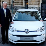 VW-Chef Matthias Müller und Hamburgs Bürgermeister Olaf Scholz (SPD, r) neben einem VW e-up!