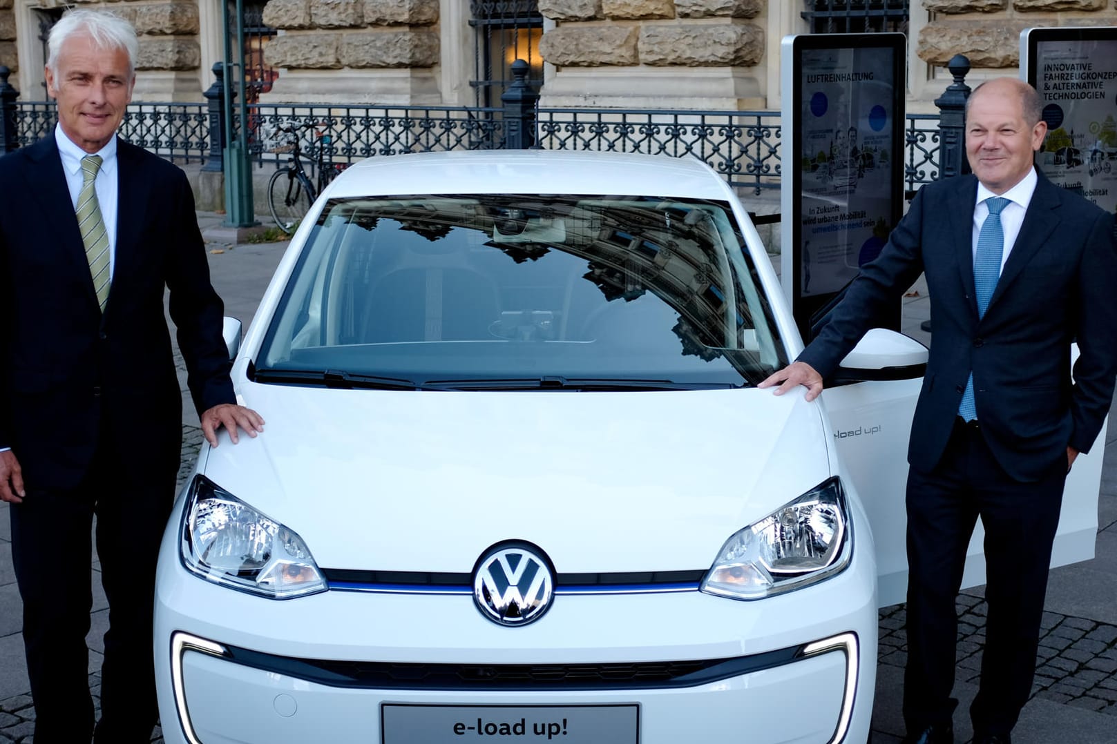 VW-Chef Matthias Müller und Hamburgs Bürgermeister Olaf Scholz (SPD, r) neben einem VW e-up!