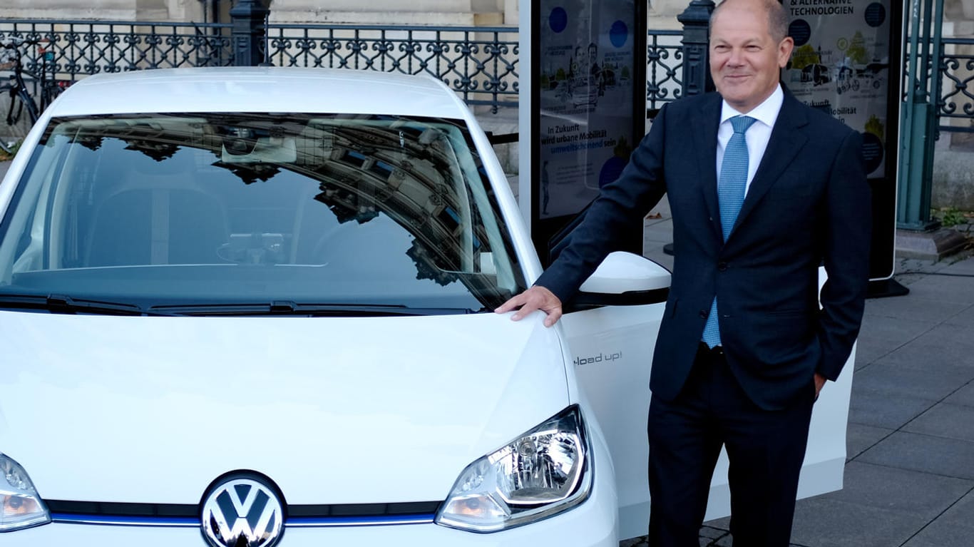 VW-Chef Matthias Müller und Hamburgs Bürgermeister Olaf Scholz (SPD, r) neben einem VW e-up!