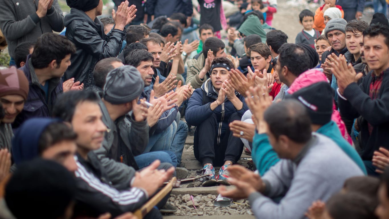 März 2016: "Merkel" und "Germany" rufen Flüchtlinge an der griechisch-mazedonischen Grenze.